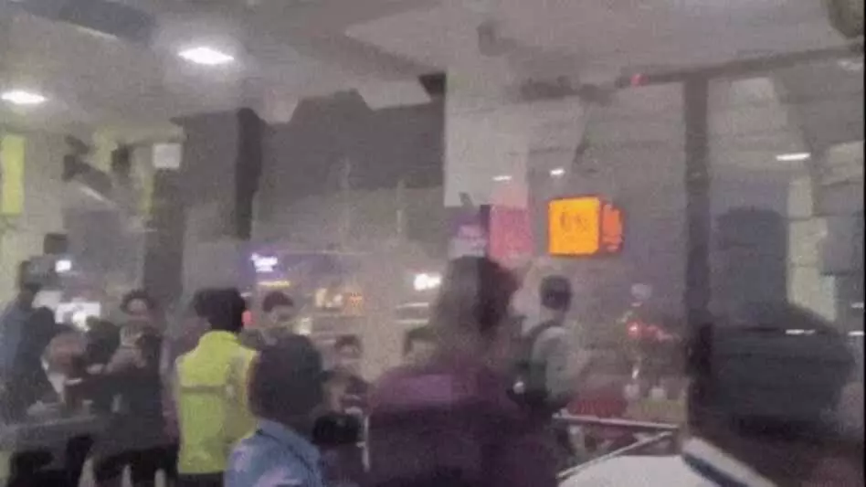 एयरपोर्ट में बाल-बाल बचे यात्री और कर्मचारी, तेज तूफान के चलते छत का हिस्सा गिरा