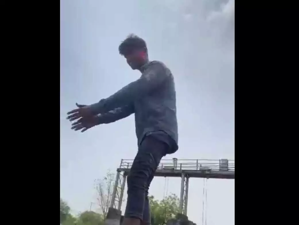 मौत का LIVE वीडियो हुआ वायरल, दोस्तों के सामने पानी के भंवर में कूदा युवक, जान से हाथ धोना पड़ा