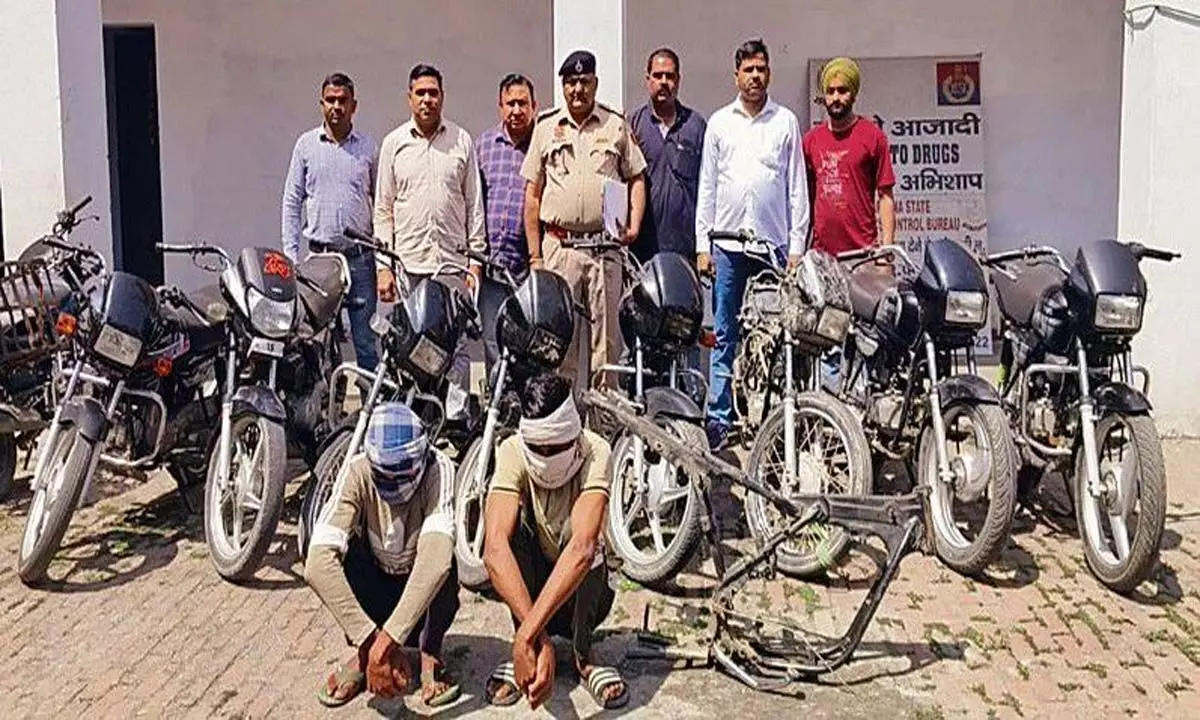 चोरी की 10 मोटरसाइकिलें बरामद, 2 गिरफ्तार