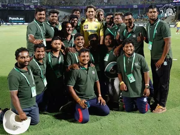 आईपीएल 2024 में डीसी के खिलाफ विस्फोटक बल्लेबाजी के बाद एमएस धोनी ने मैदानकर्मियों के साथ तस्वीरें खिंचवाईं