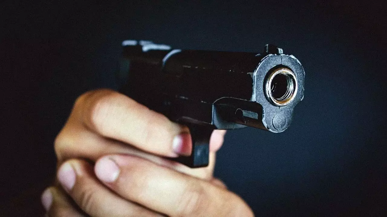 गोलापर हवाई अड्डा के पास रुपये के लेन-देन में छात्र के पैर में मारी गोली