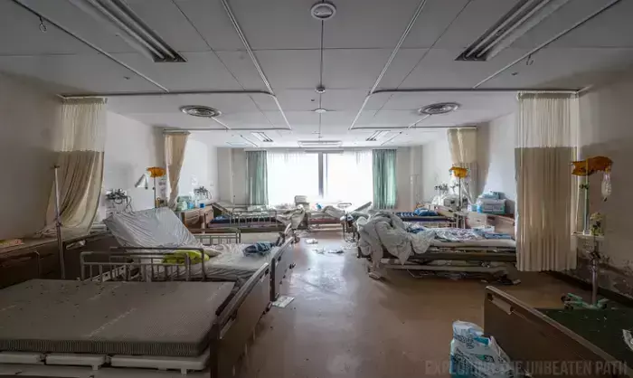 अस्पताल में भुगतान बंद होने से गंदे बिस्तर पर लेट रहे मरीज