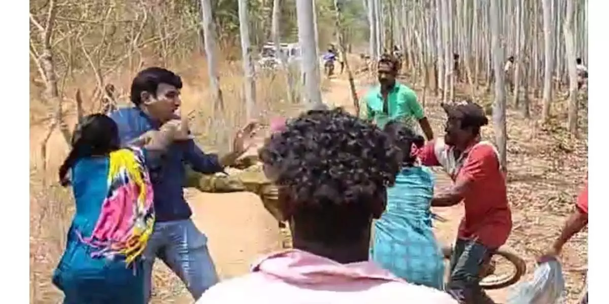 तेलंगाना के खम्मम रिजर्व फॉरेस्ट एरिया में भीड़ ने पुलिस टीम पर किया हमला