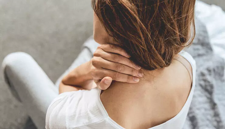 घर पर गर्दन के दर्द का इलाज करने के 10 आसान तरीके