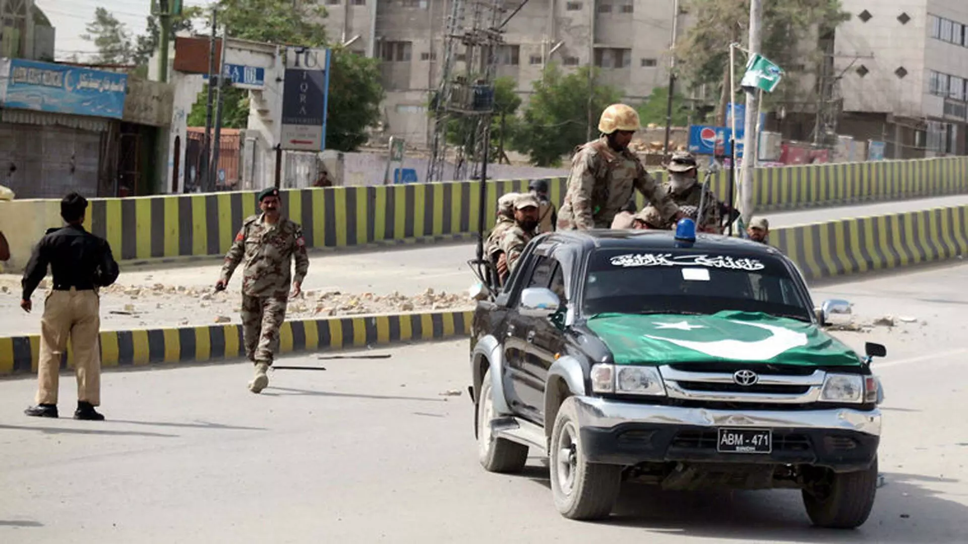 सुरक्षाकर्मियों पर हथियारबंद लोगों की गोलीबारी, 2 पाकिस्तानी सैनिक मारे गए, 4 घायल