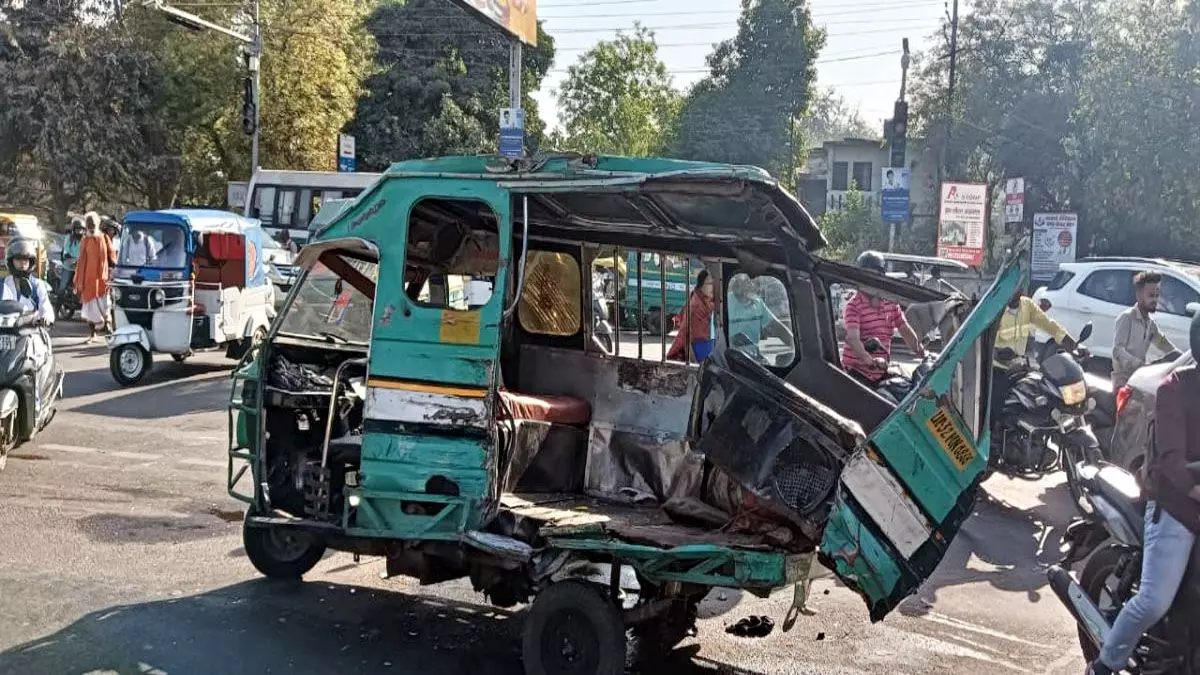 Lucknow : ट्रक ने मारी टेंपो को टक्कर, दो की मौत दस घायल