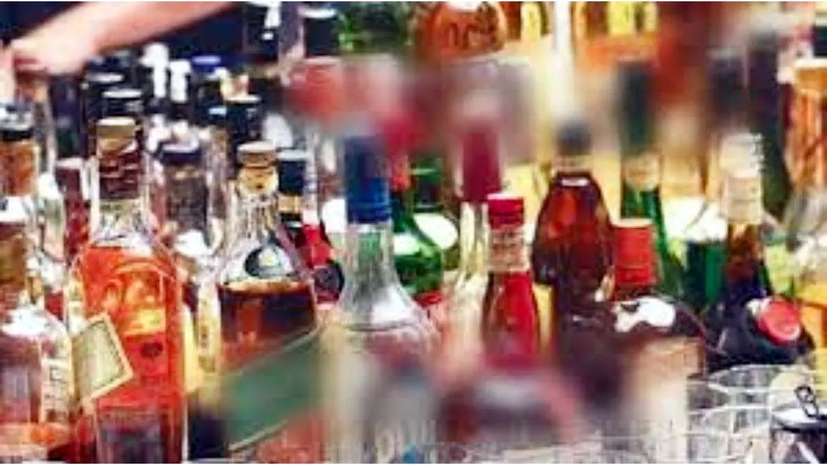 Ranchi : पुलिस ने अवैध शराब कारोबार का किया भंडाफोड़, 143 बोतल शराब जब्त