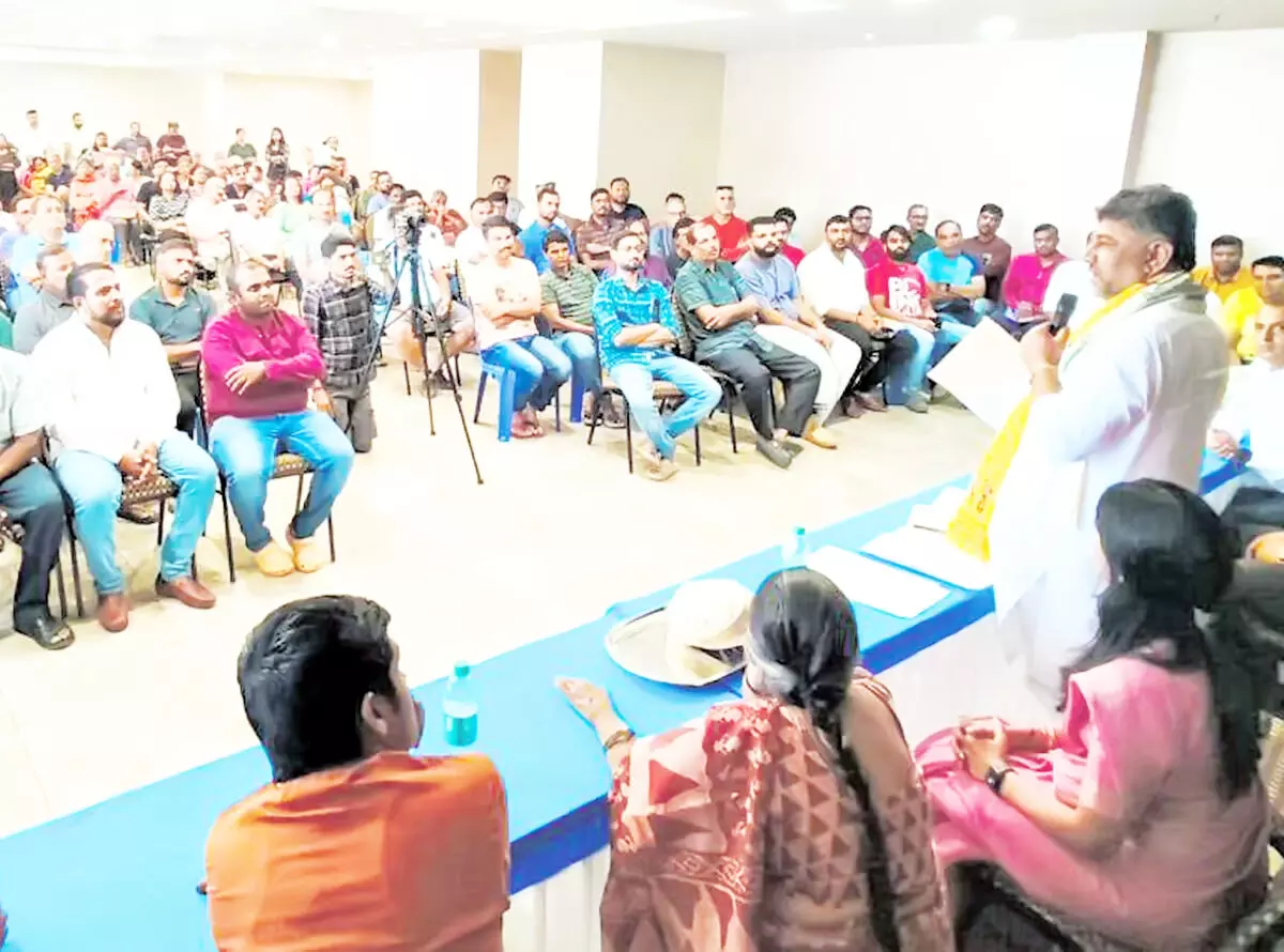 बेंगलुरु: डीकेएस ने भाई के लिए किया प्रचार, मतदाताओं से की मुलाकात