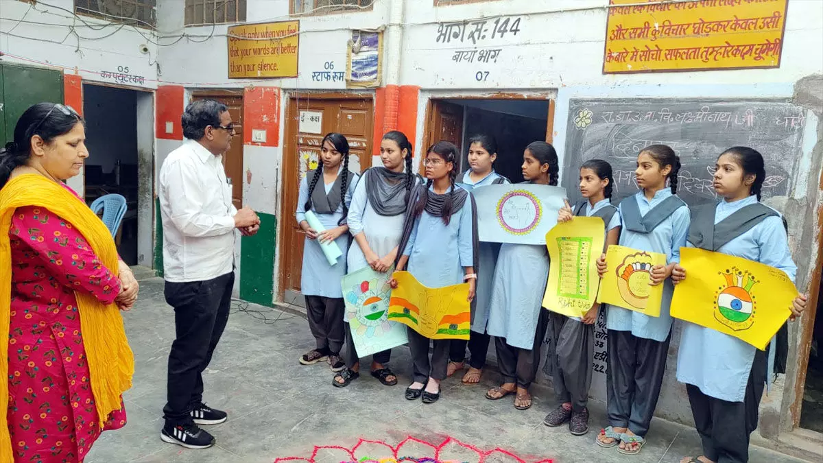 सोमवार को निजी और सरकारी स्कूलों में मतदाता जागरूकता गतिविधियां आयोजित