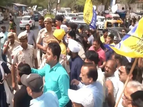 दिल्ली के मुख्यमंत्री को न्यायिक हिरासत में भेजे जाने के बाद आप कार्यकर्ताओं ने तिहाड़ जेल के बाहर विरोध प्रदर्शन किया