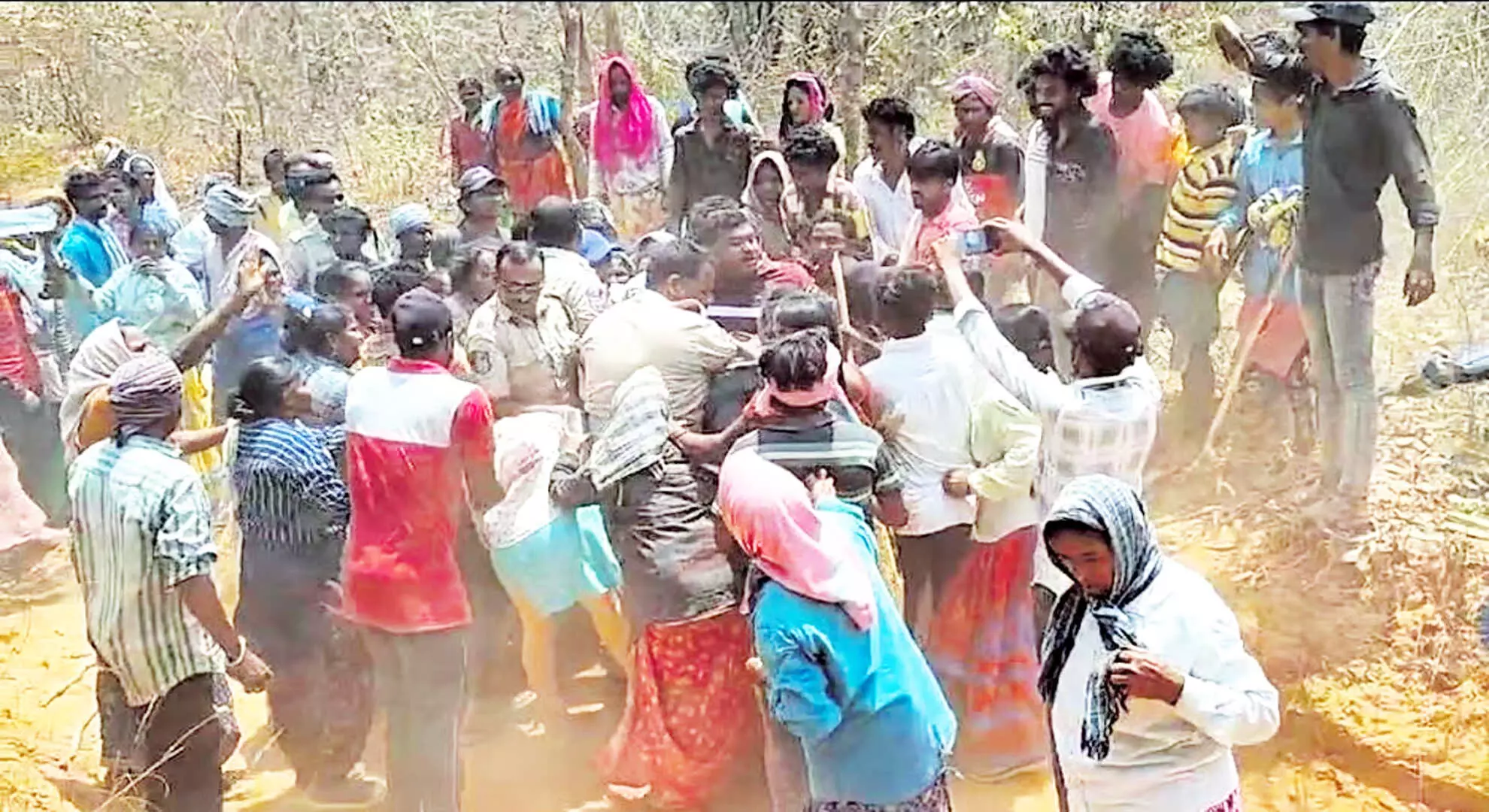 तेलंगाना में पोडु भूमि विवाद को लेकर आदिवासियों ने पुलिस पर हमला किया