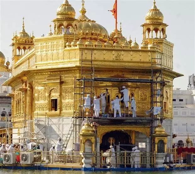 ब्रिटेन के जत्थे ने स्वर्ण मंदिर की सोने की परत की सफाई शुरू