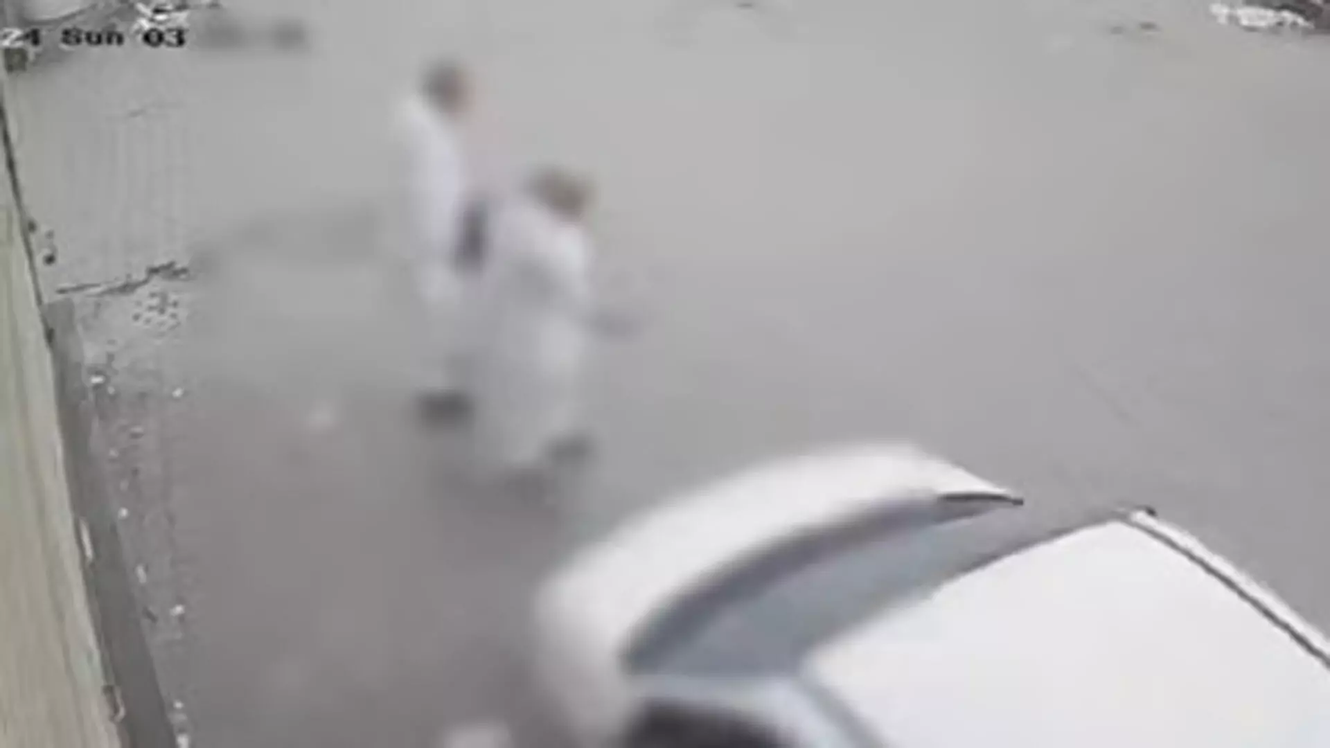 तेज रफ्तार कार ने बुजुर्ग दंपत्ति को मारी ज़बरदस्त टक्कर, CCTV में रिकॉर्ड हुई घटना