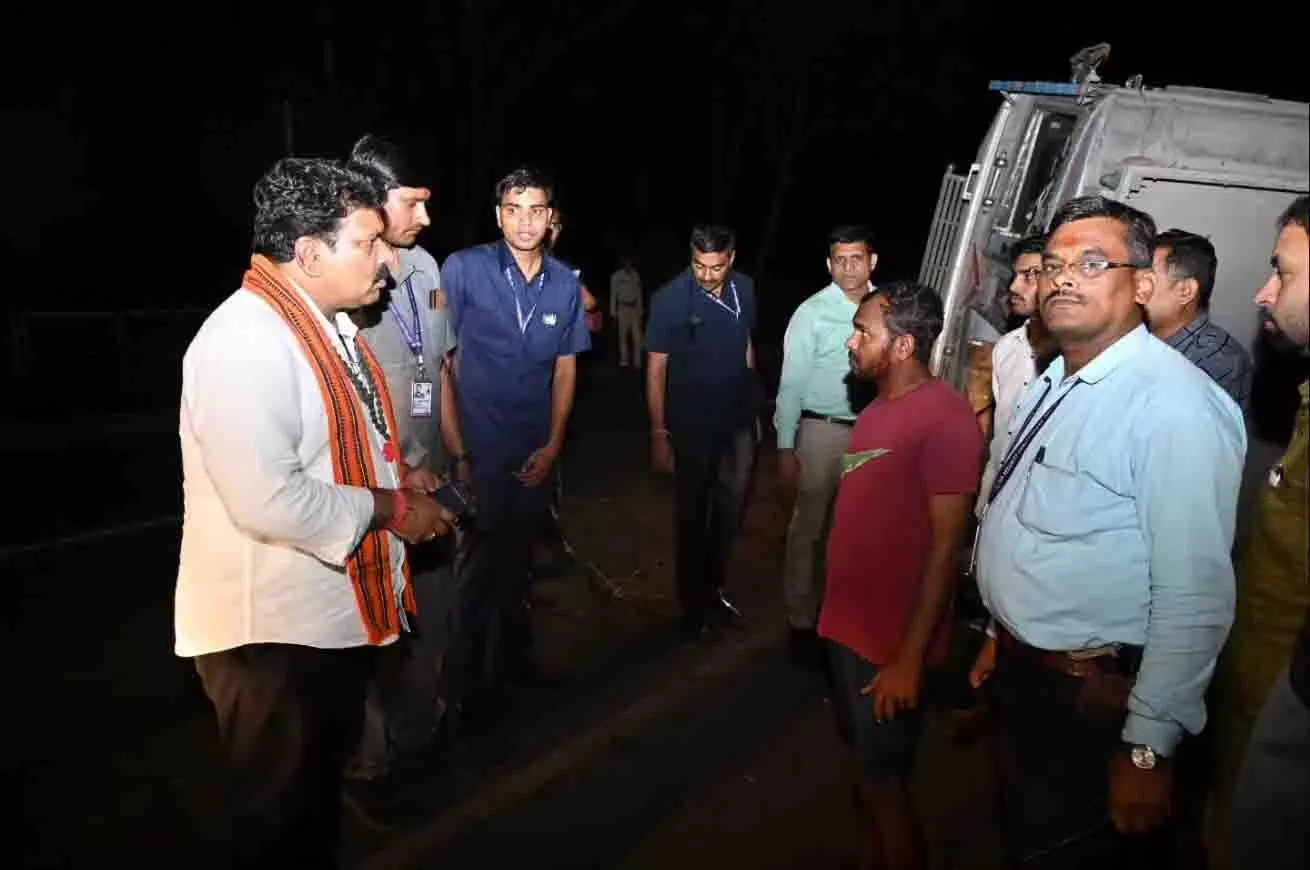 पलटी ट्रक को देखकर गृहमंत्री विजय शर्मा ने रुकवाया काफिला, घायल ड्राइवर को पहुंचाया अस्पताल