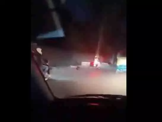 कार ड्राइवर कर रही महिला को स्कूटर सवारों ने की रोकने की कोशिश, डरी हुई हैं पीड़िता