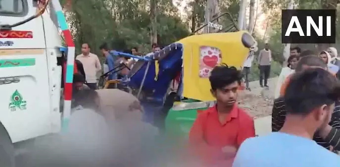 डंपर ने ऑटो रिक्शा को मारी ठोकर, 5 लोगों की मौत