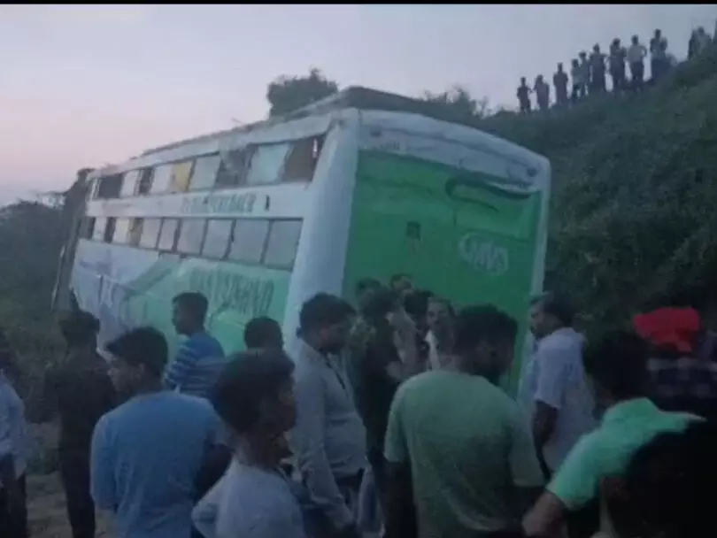 मुरैना में दर्दनाक हादसा, तेज रफ्तार बस पलटी, 40 यात्री घायल