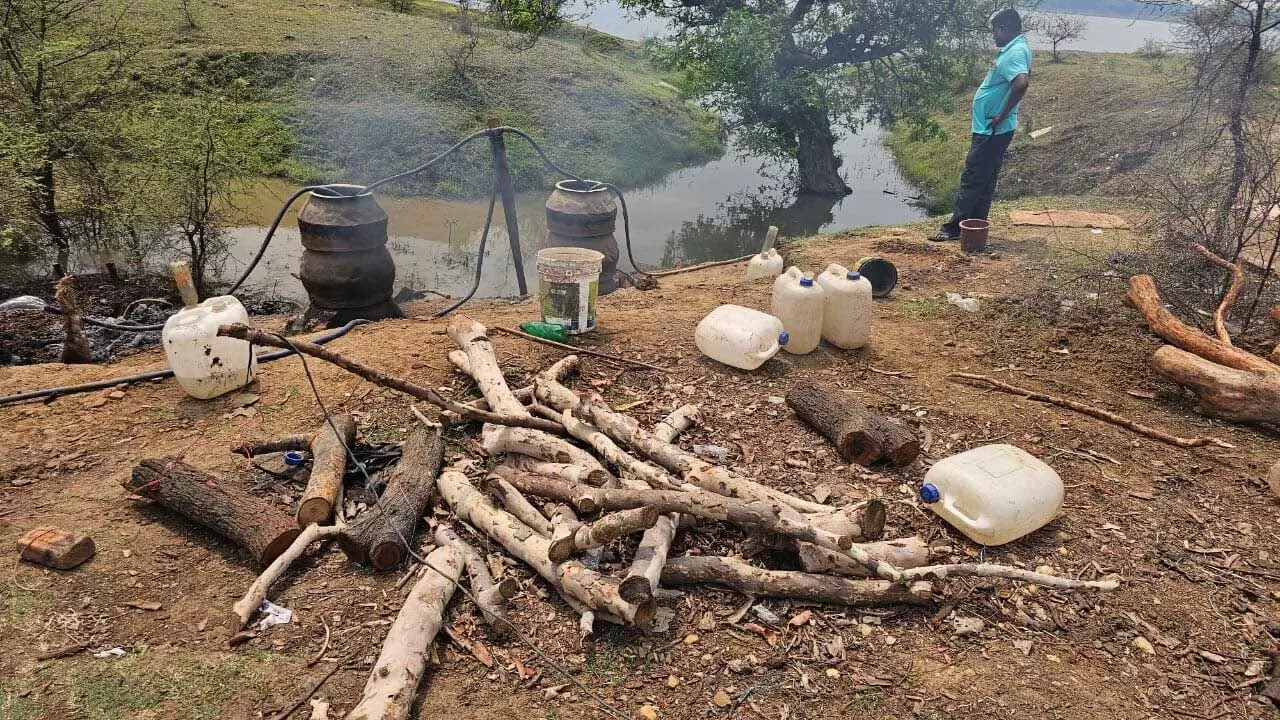 नहर किनारे थोक में महुआ शराब और लहान जब्त