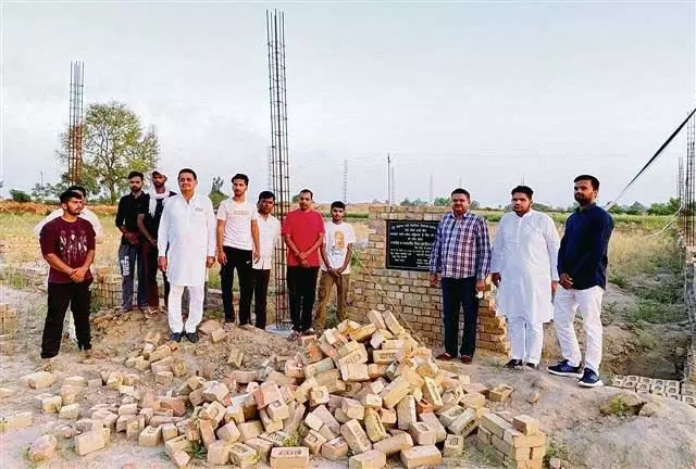 अबोहर : ग्रामीणों ने गौशालाओं का निर्माण कार्य रोकने का किया विरोध