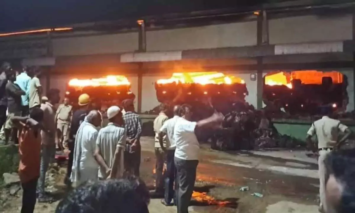 पेब्बेरू बाजार में गोदाम में भीषण आग लगी हुई