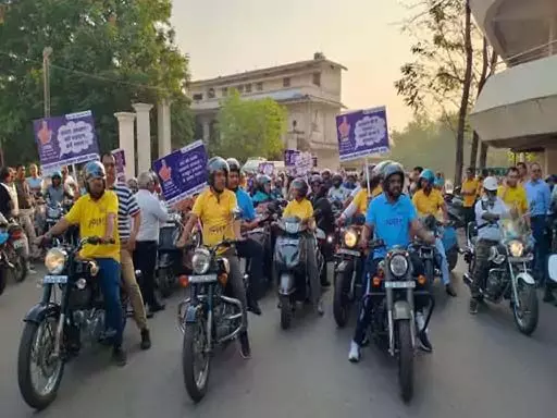 बाइक रैली में शामिल होकर रायपुर कलेक्टर ने वोटरों को किया जागरूक