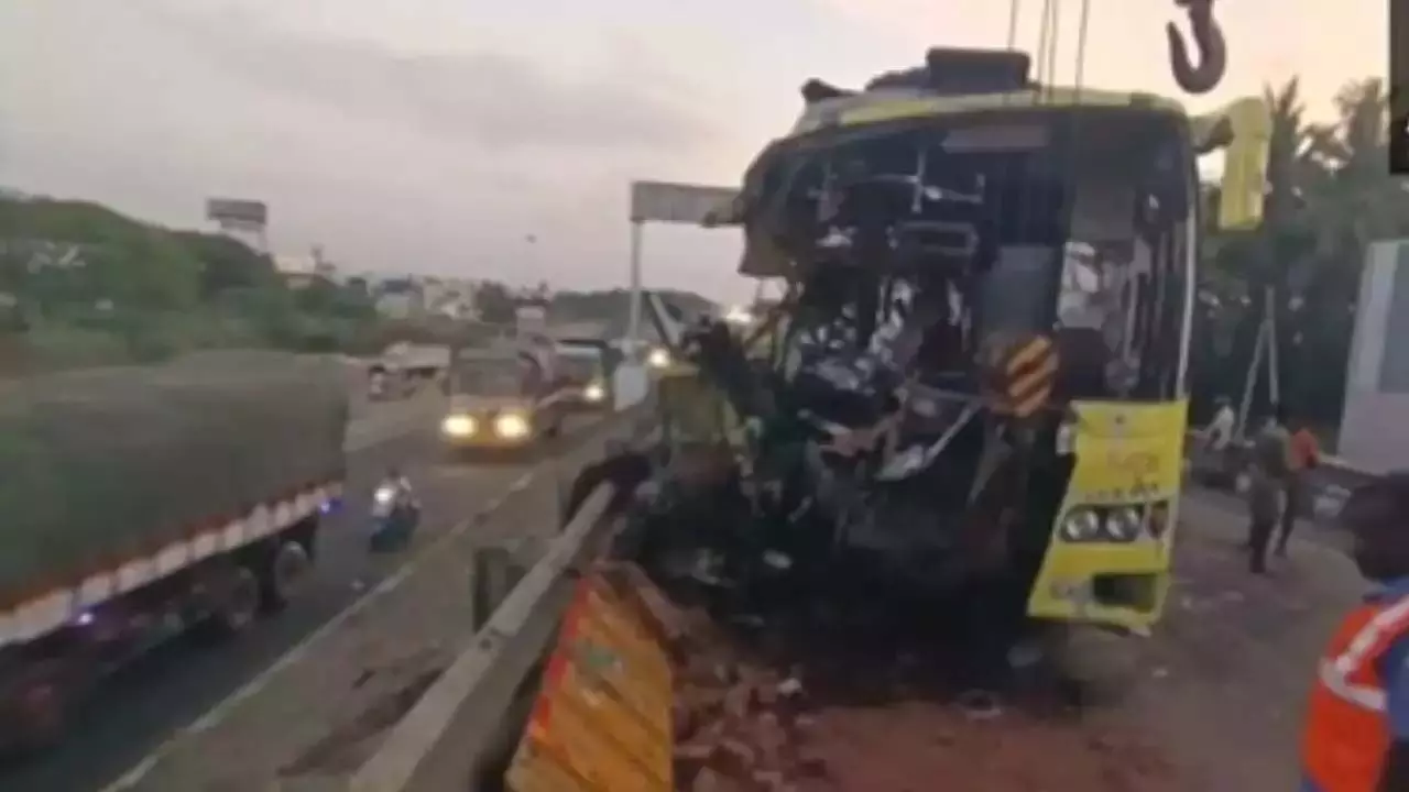 Trichy-Chennai Highway: चेन्नई-त्रिची हाईवे पर ट्रक, मिनी बस की टक्कर में दो की मौत
