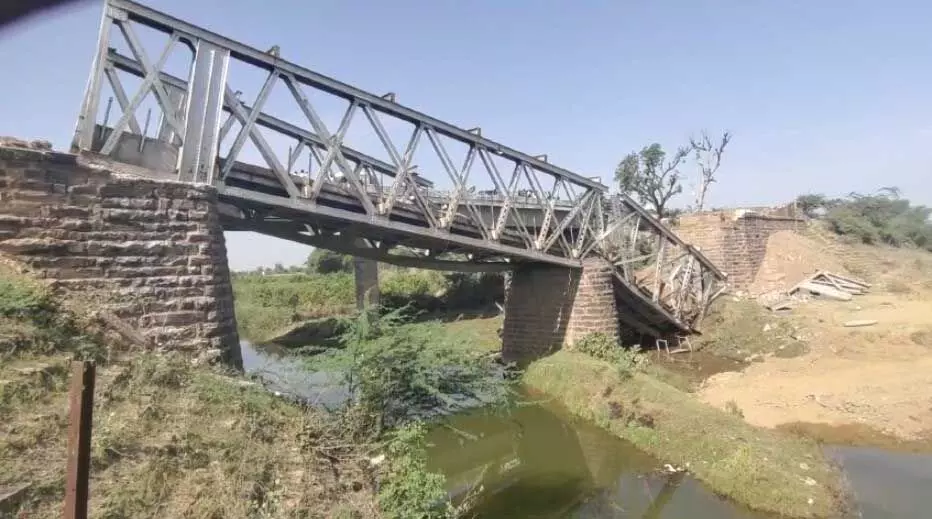 रेलवे का अनुपयोगी पुल ढहा, 5 मजदूर घायल