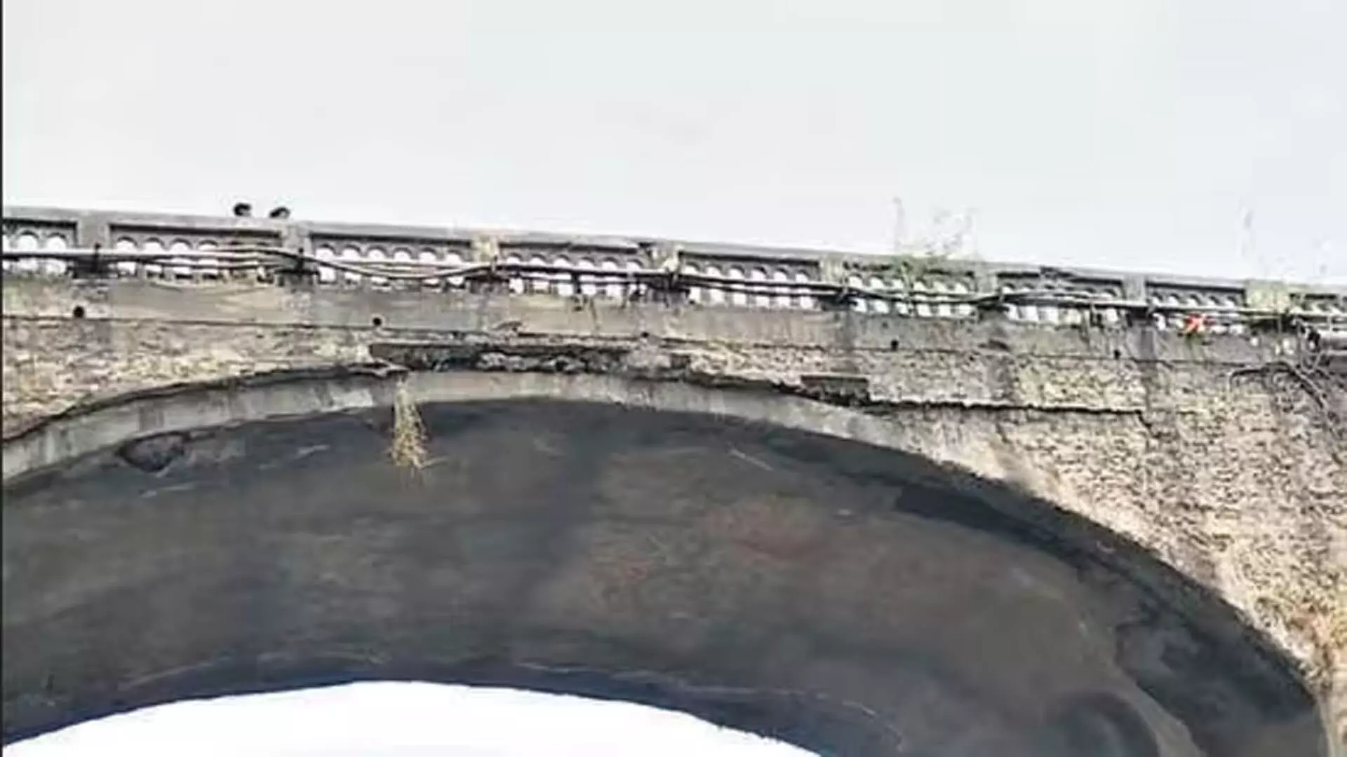 ट्रक की टक्कर से पिंजल पुल क्षतिग्रस्त होने के बाद मनोर वाडा रोड पर यातायात रुका