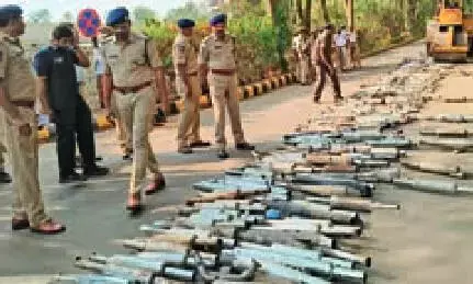 हैदराबाद ट्रैफिक पुलिस ने संशोधित बाइक साइलेंसर को नष्ट कर दिया