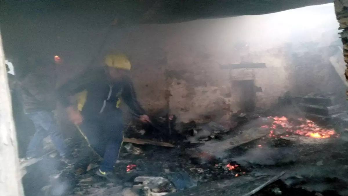 Chakrata: तीन मंजिला मकान में लगी भीषण आग, लपटें आई महिला