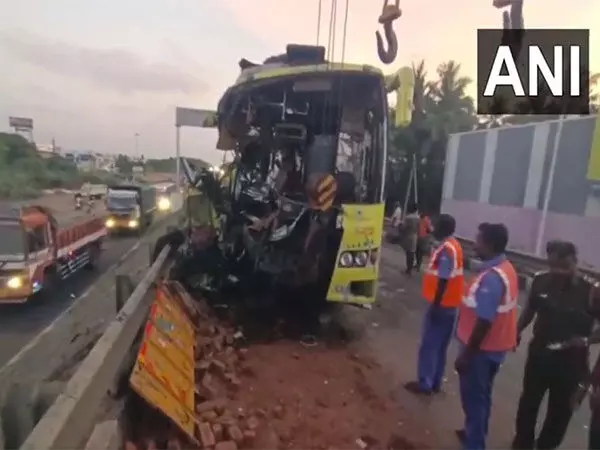 त्रिची-चेन्नई राजमार्ग पर बस और लॉरी की टक्कर में 2 की मौत, 10 से अधिक घायल