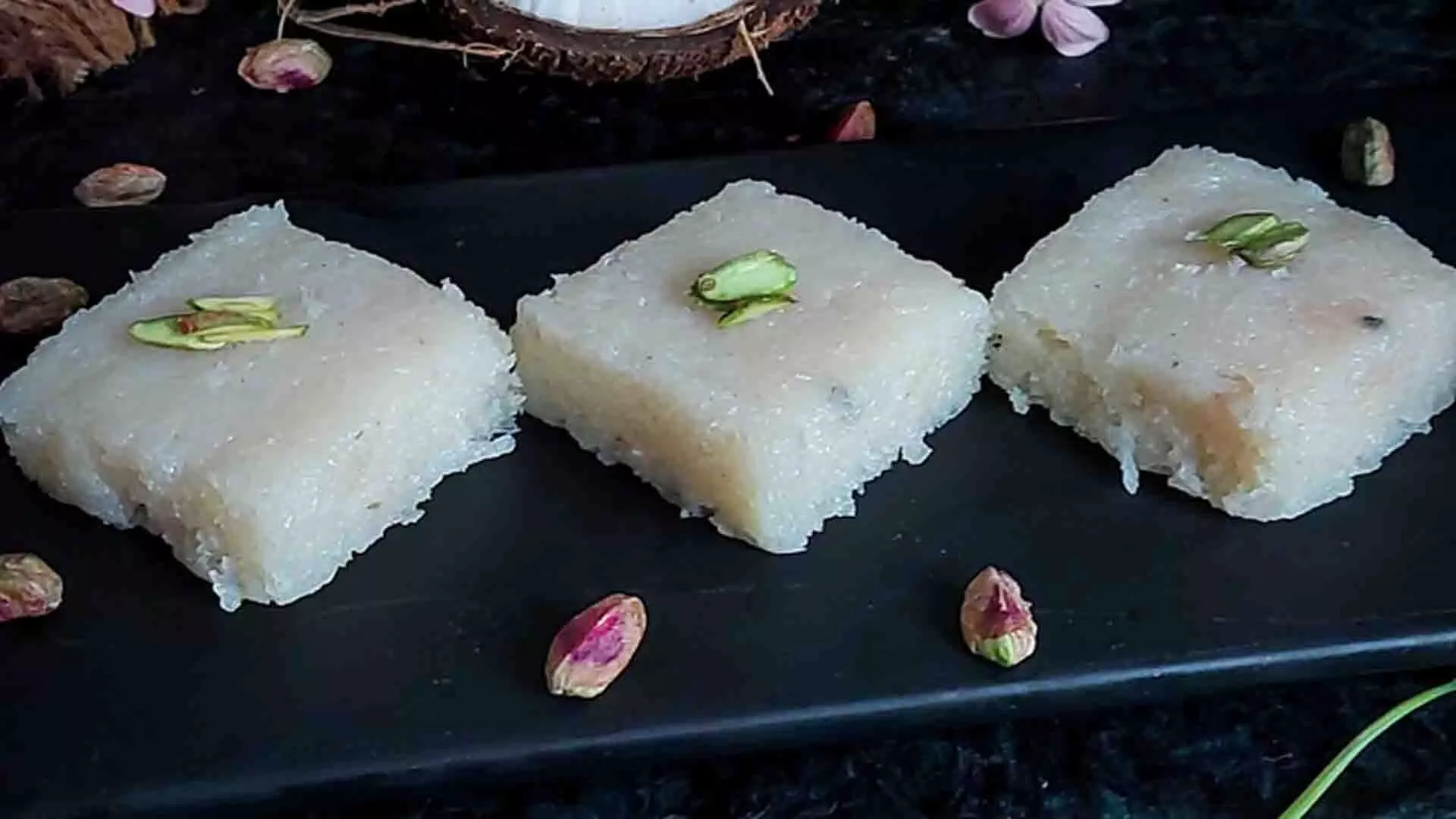 लोकप्रिय भारतीय मीठी नारियल बर्फी बनाएं, रेसिपी