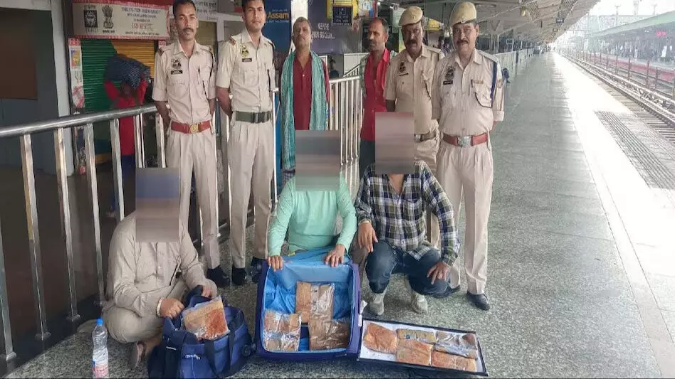गुवाहाटी रेलवे स्टेशन पर 8.25 किलोग्राम संदिग्ध मॉर्फिन जब्त, 3 गिरफ्तार