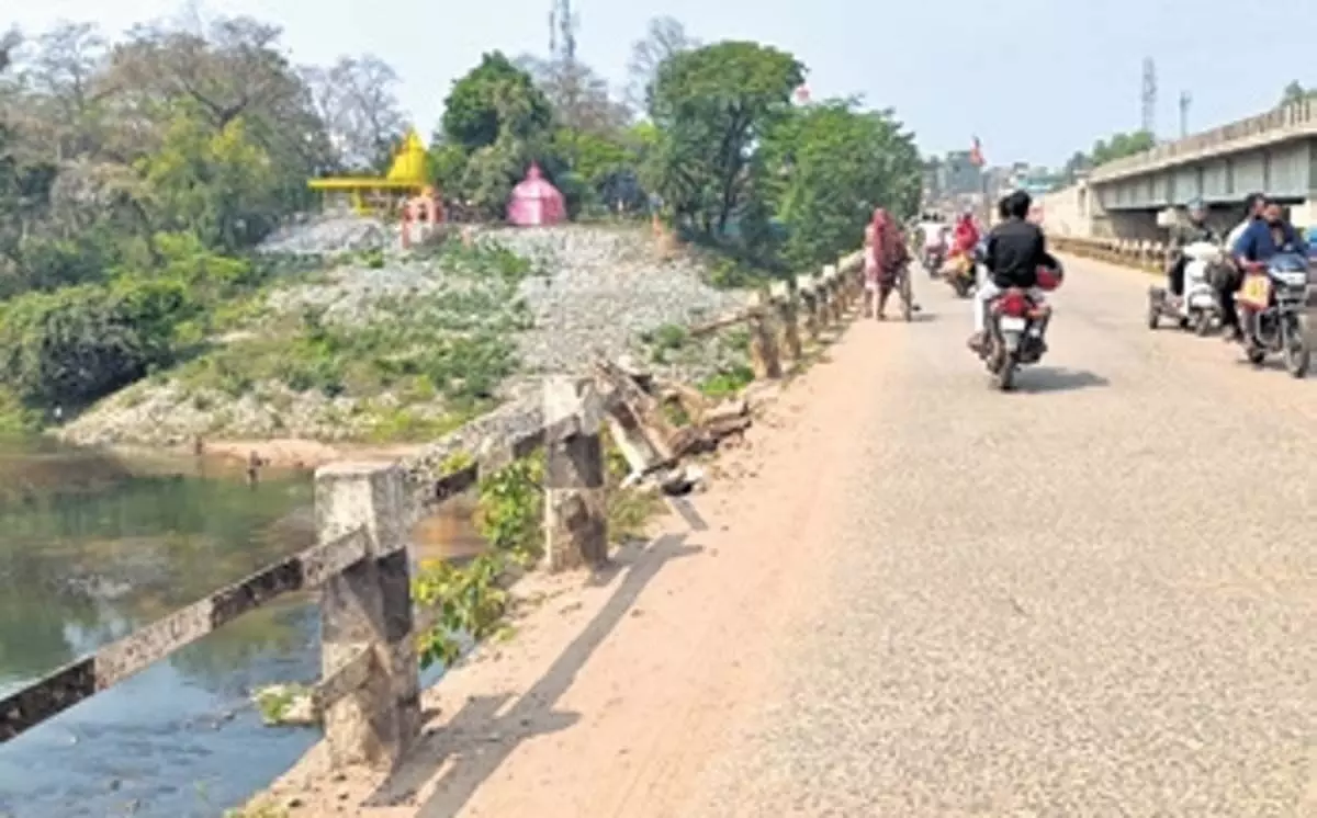 ओडिशा में टूटा हुआ बुधाबलंगा पुल यात्रियों के लिए खतरा बना हुआ