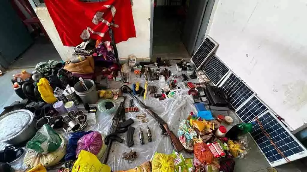 पुलिस-नक्सली में मुठभेड़, AK-47 और राइफल जब्त
