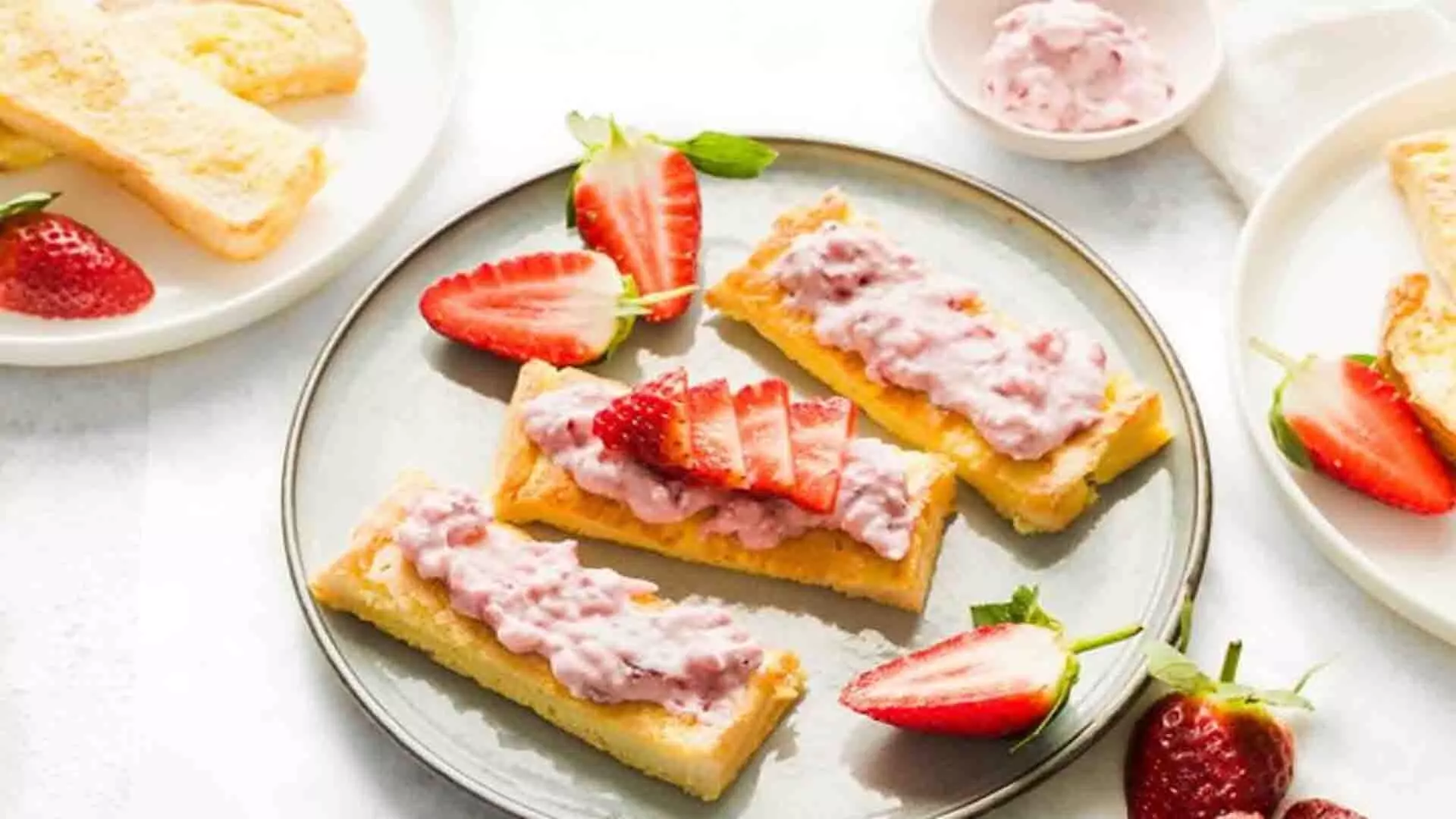 मिनी स्ट्रॉबेरी फ्रेंच टोस्ट बनाने की सुपर फास्ट रेसिपी