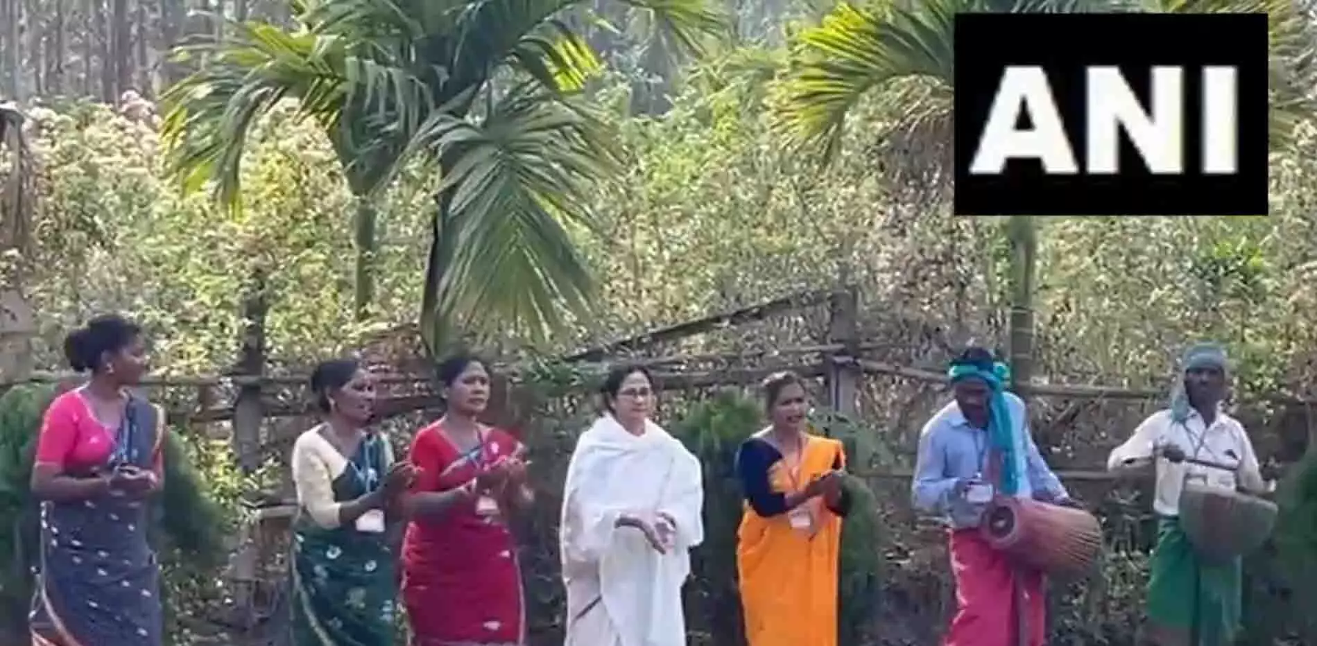 मुख्यमंत्री ममता बनर्जी ने आदिवासी समूह के लोगों संग किया डांस