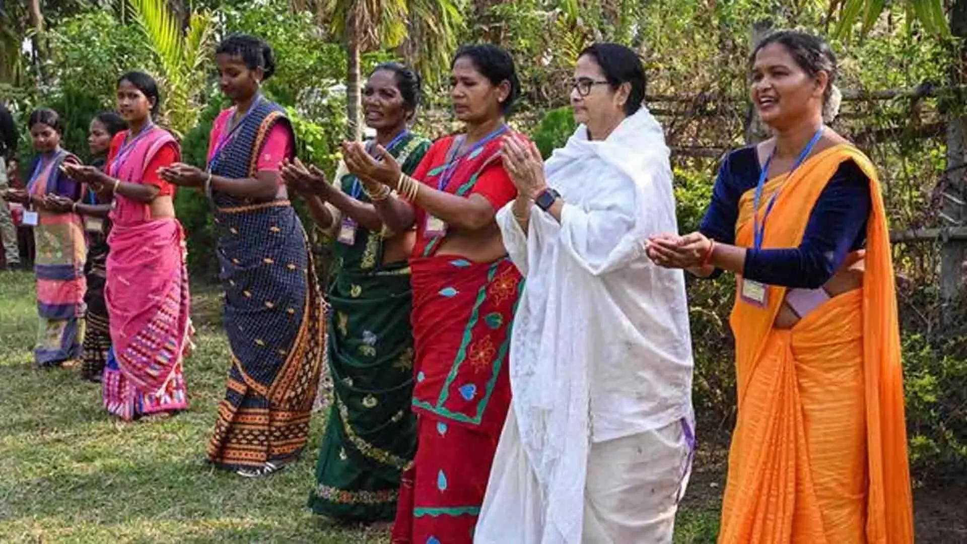 पश्चिम बंगाल की मुख्यमंत्री ममता बनर्जी ने जलपाईगुड़ी में आदिवासियों के साथ ढोल बजाया और नृत्य किया