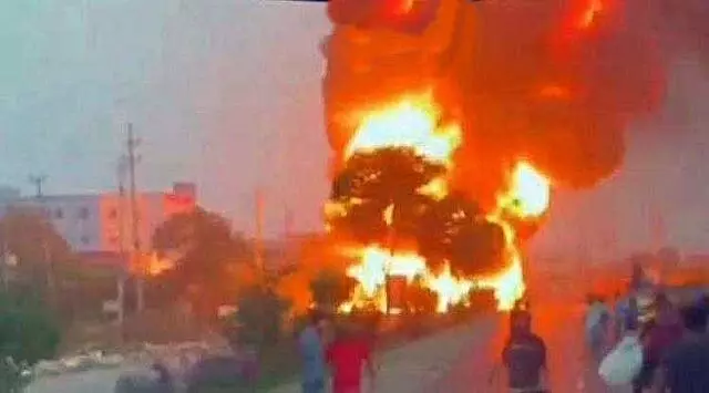 बांग्लादेश में तेल टैंकर पलटने से चार वाहनों में आग लगने से एक की मौत