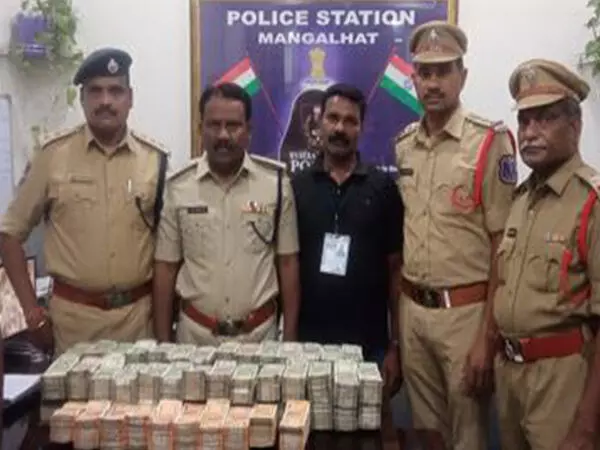 हैदराबाद में पुलिस ने 1.5 करोड़ रुपये की बेहिसाबी नकदी जब्त की
