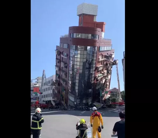 भूकंप के तेज झटके से झुकी इमारत, वीडियो