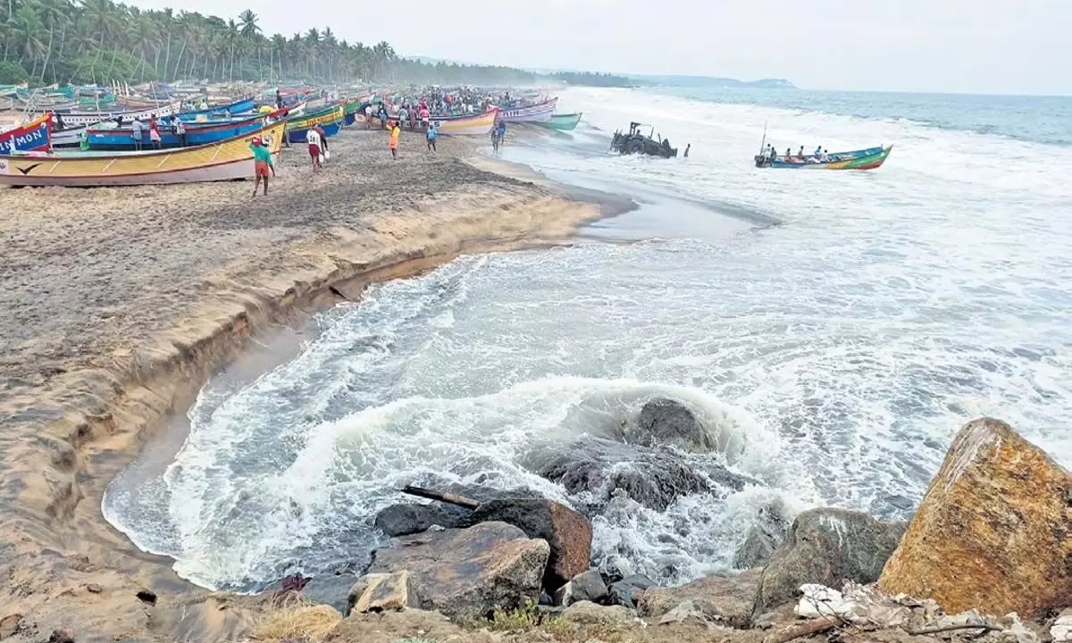 हालिया समुद्री उफान के बीच मछुआरों का आरोप है कि पूनथुरा में अपतटीय ब्रेकवॉटर अप्रभावी