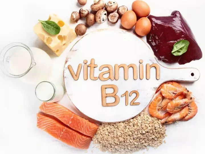 शरीर में हो रही है विटामिन बी12 की कमी, तो खाने में शामिल करें ये जरूरी चीजें