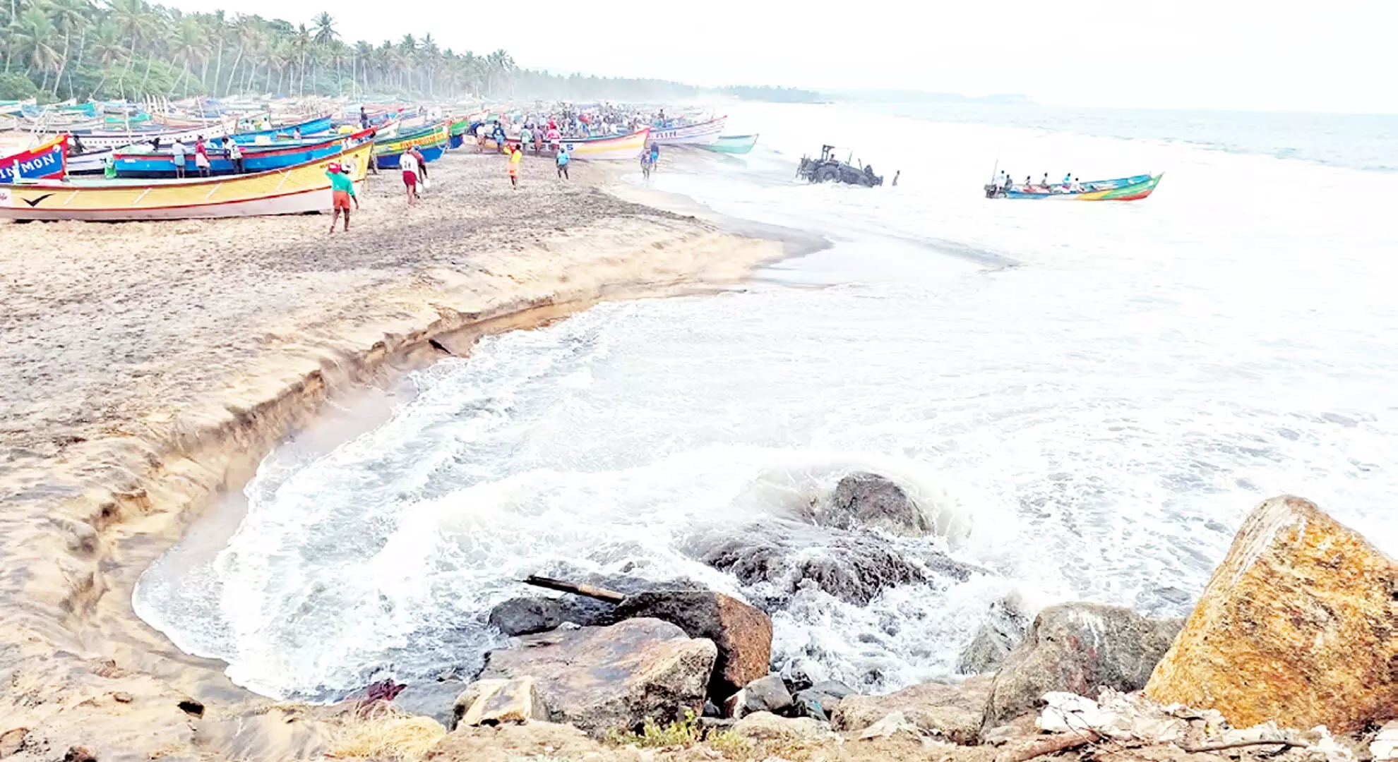 केरल: हालिया समुद्री उफान के बीच मछुआरों का आरोप है कि पूनथुरा में अपतटीय ब्रेकवॉटर अप्रभावी है