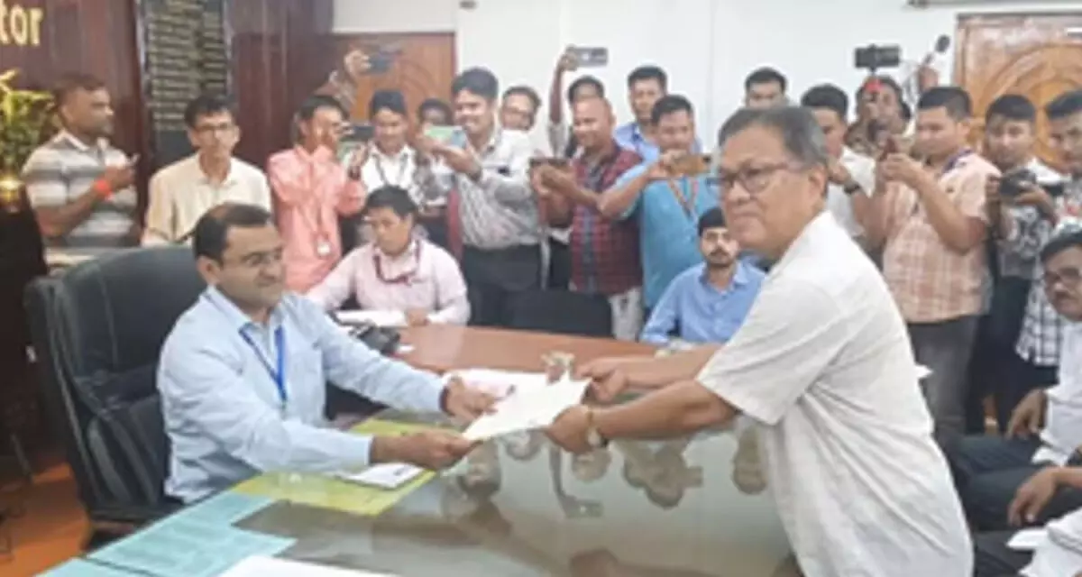 इंडिया ब्लॉक के उम्मीदवार ने त्रिपुरा पूर्व लोकसभा सीट के लिए नामांकन दाखिल किया