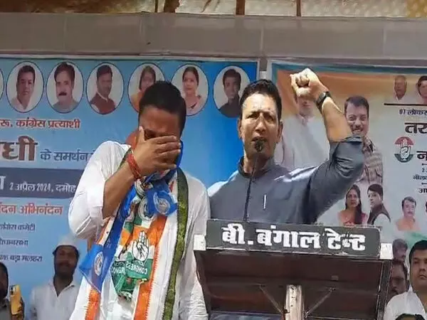 चुनाव प्रचार के दौरान दमोह कांग्रेस उम्मीदवार के छलके आंसू, बीजेपी प्रतिद्वंद्वी ने बताया राजनीतिक स्टंट