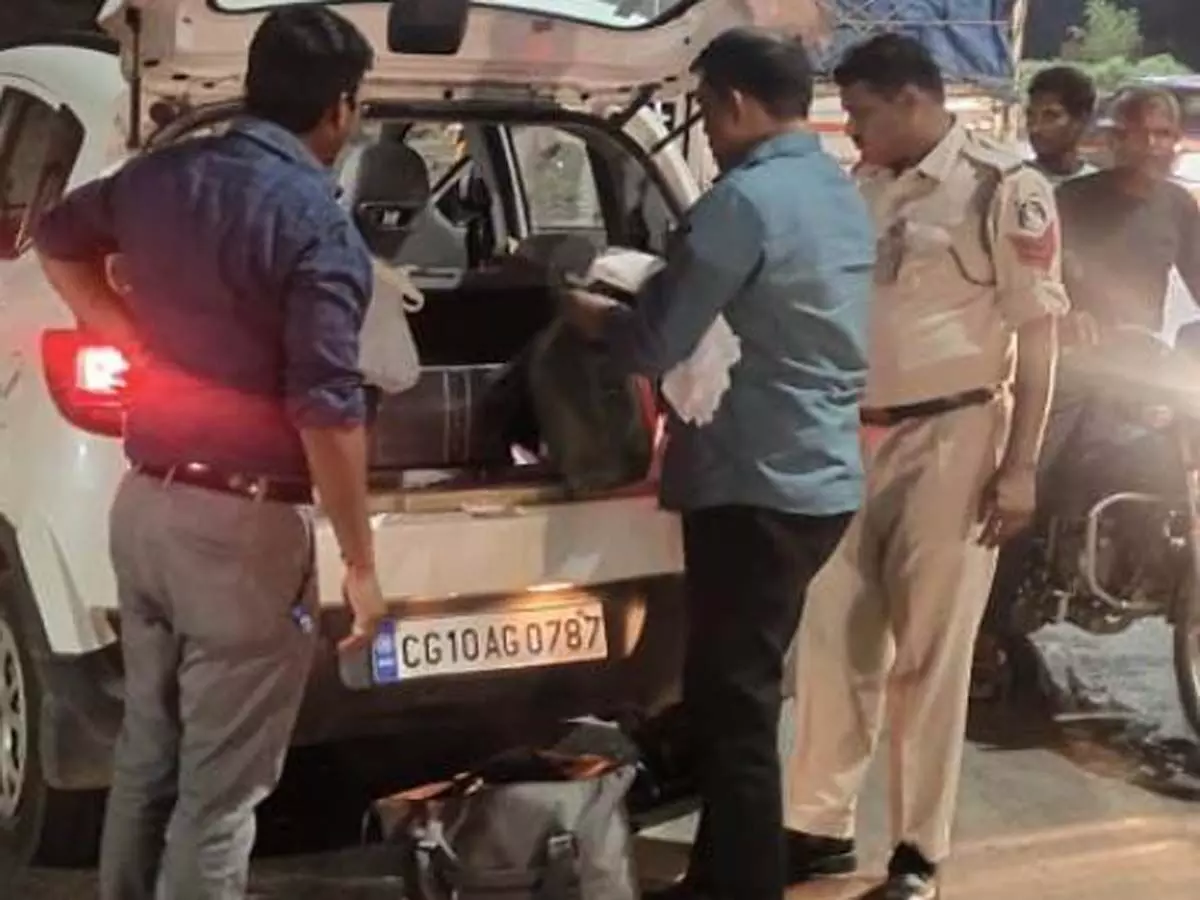 कार से 100 नग साड़ी जब्त, 24 घंटे चेकिंग अभियान चला रही पुलिस