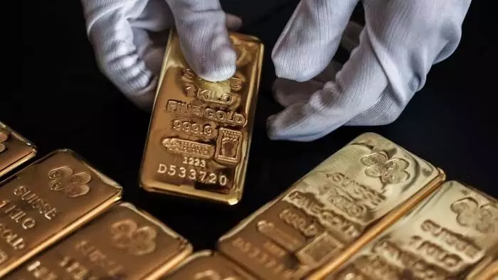 Gold: सोने की कीमत रिकॉर्ड ऊंचाई पर, रेट इस कदर भाग रहे हैं कि पूछिए मत...