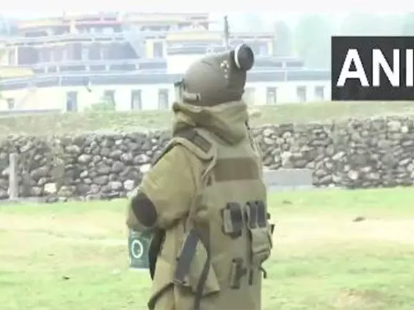 पुलिस ने सिलीगुड़ी में नदी पुल के नीचे 3 देशी बमों को निष्क्रिय किया