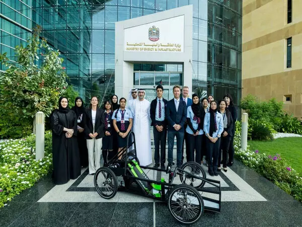 ऊर्जा और बुनियादी ढांचा मंत्रालय संयुक्त अरब अमीरात के भविष्य के इलेक्ट्रिक वाहन इंजीनियरों का करता है समर्थन